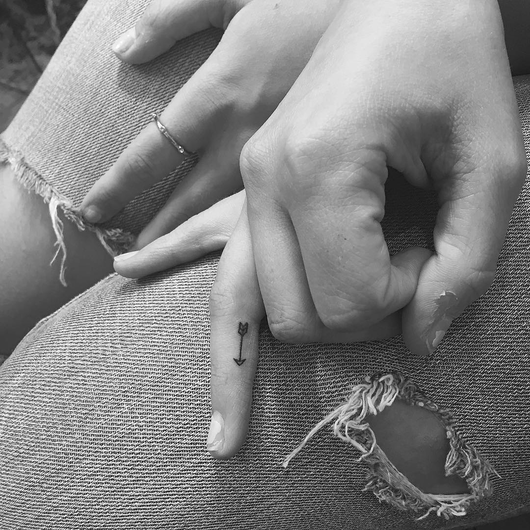 tatuajes-minimalistas-jonboy-west4tattoo (15)