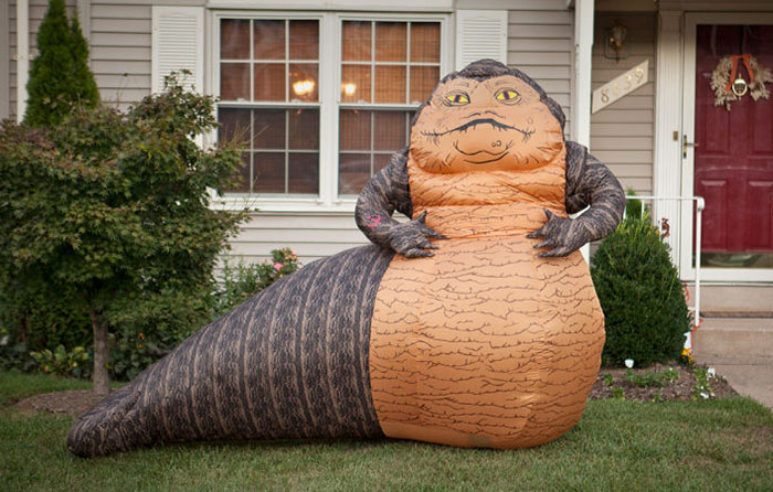 Este adorno hinchable en forma de Jabba el Hutt de La Guerra de las Galaxias traerá la fuerza a tu vecindario