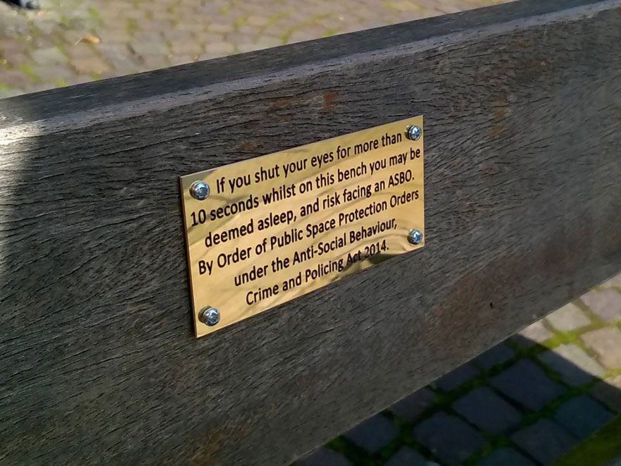 bancos-publicos-placas-broma-chester (4)