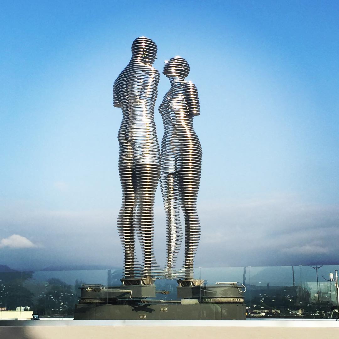 estatuas-moviles-metal-historia-amor-ali-nino-georgia (3)