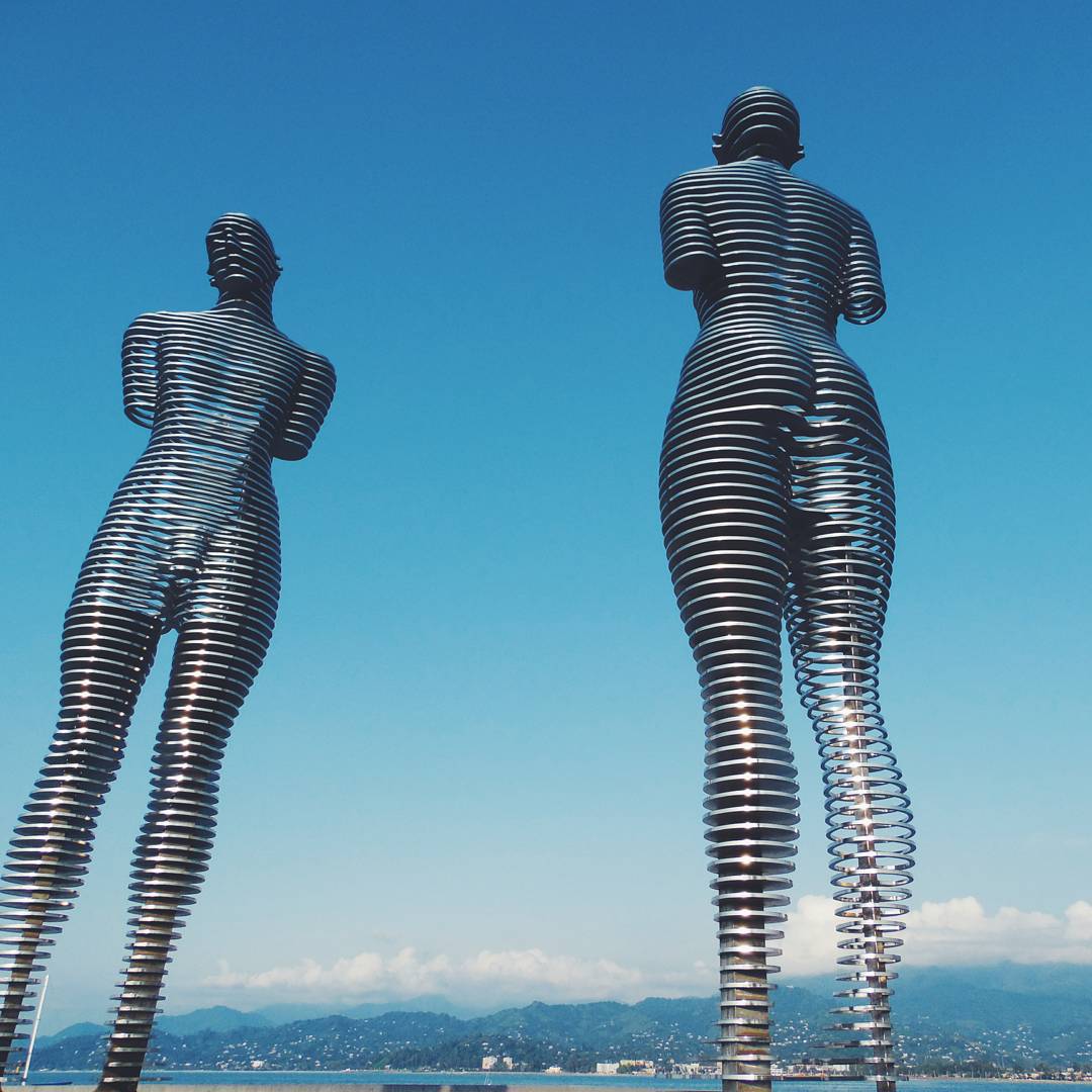 estatuas-moviles-metal-historia-amor-ali-nino-georgia (5)