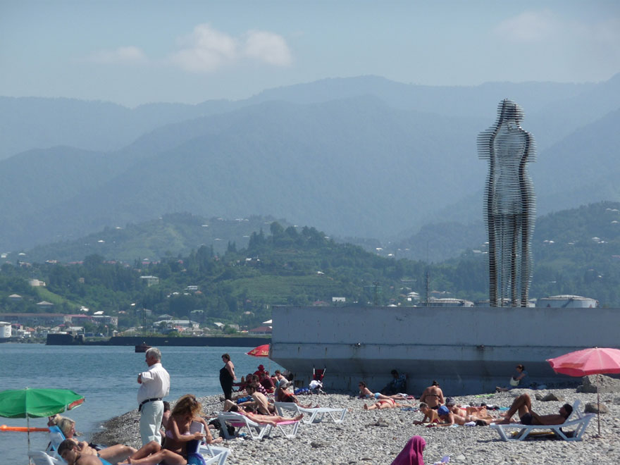 estatuas-moviles-metal-historia-amor-ali-nino-georgia (6)