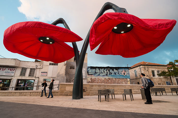 Estas farolas en forma de flor se abren al ponerse bajo ellas