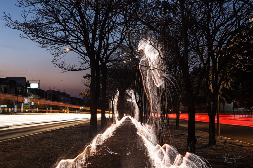 fotos-arboles-fuegos-artificiales-esculturas-impermanentes-vitor-schietti (2)