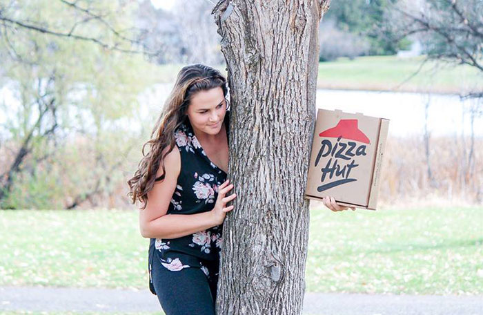 Esta mujer se hizo fotos de compromiso con una pizza porque es más fiable que un hombre