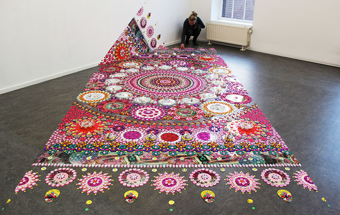 Esta artista coloca miles de gemas relucientes sobre suelos, paredes y personas para crear artísticos mandalas caleidoscópicos