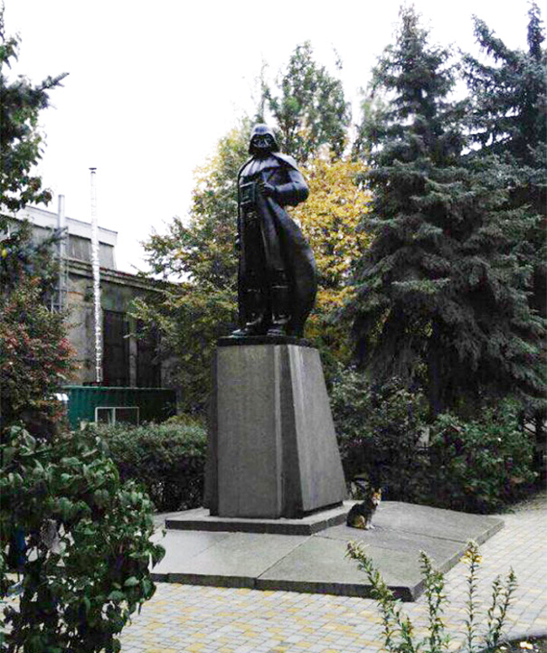 monumento-de-lenin-convertido-en-darth-vader-wifi-odessa-alexander-milov (2)