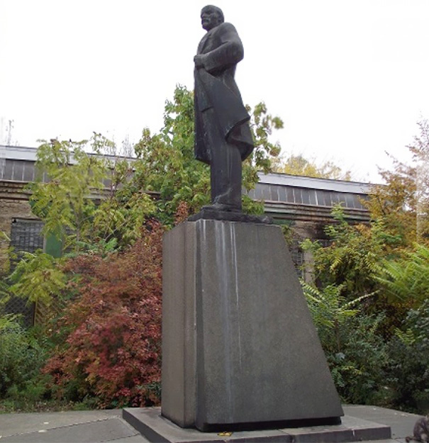 monumento-de-lenin-convertido-en-darth-vader-wifi-odessa-alexander-milov (3)