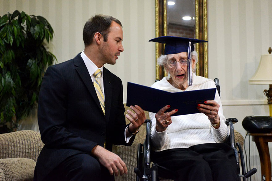anciana-diploma-honorario-instituto-margaret-bekema (1)