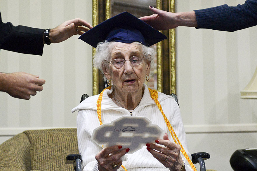 anciana-diploma-honorario-instituto-margaret-bekema (4)