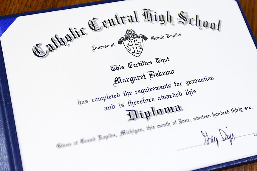 anciana-diploma-honorario-instituto-margaret-bekema (5)