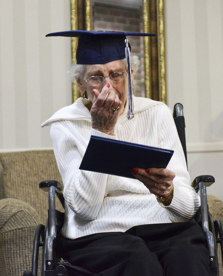 anciana-diploma-honorario-instituto-margaret-bekema (6)