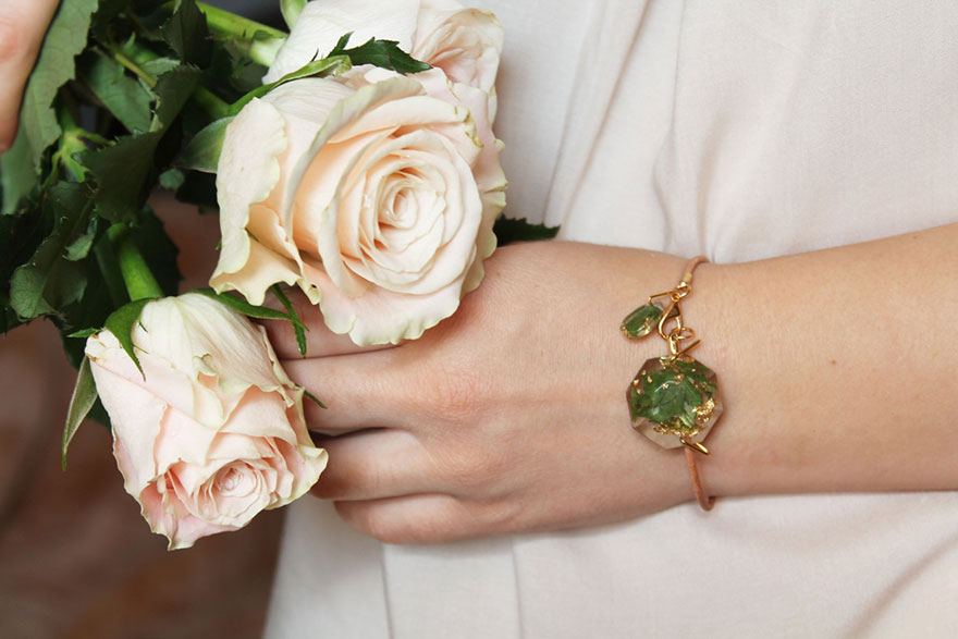 bisuteria-resina-petalos-oro-lyuda (3)