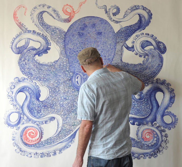 Este artista pasó un año dibujando un pulpo gigante usando solo bolígrafos desechados
