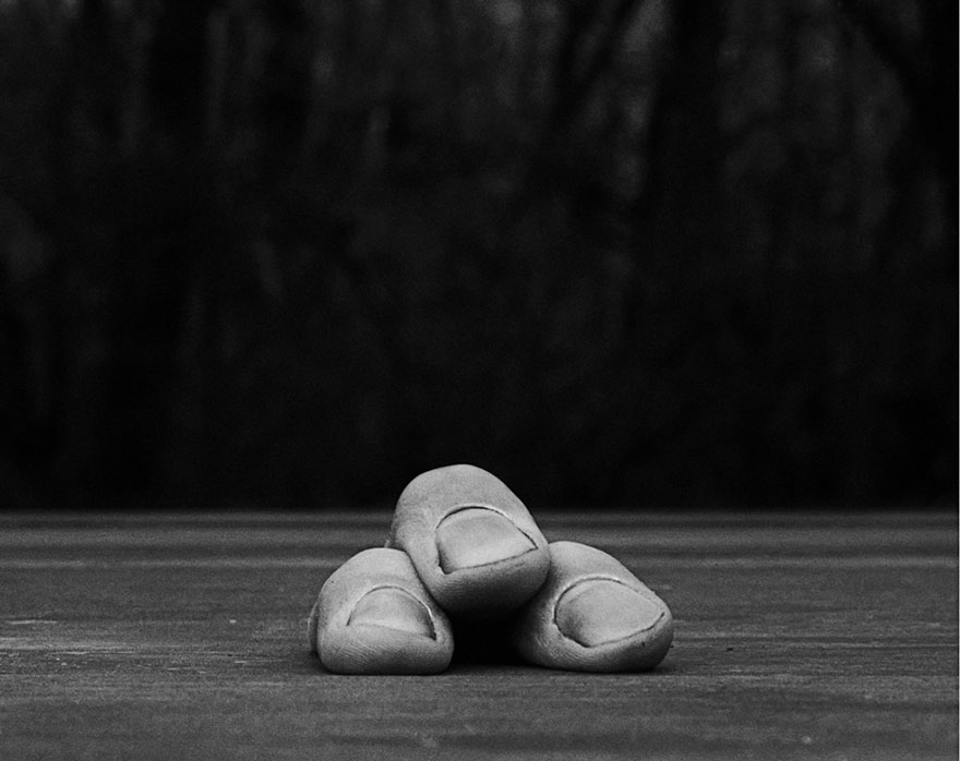 fotos-autorretratos-surreales-arno-rafael-minkkinen (13)