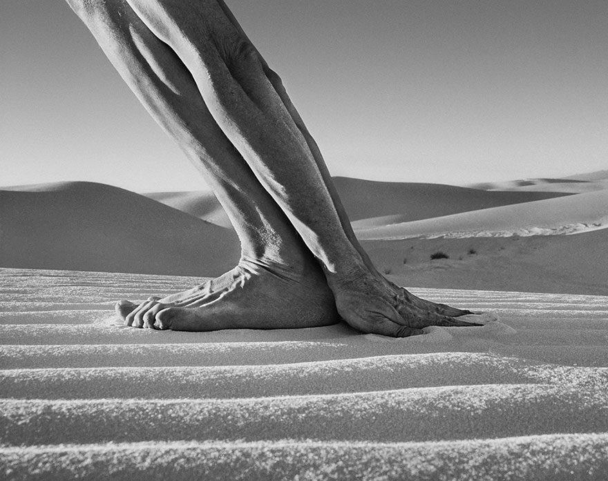 fotos-autorretratos-surreales-arno-rafael-minkkinen (6)