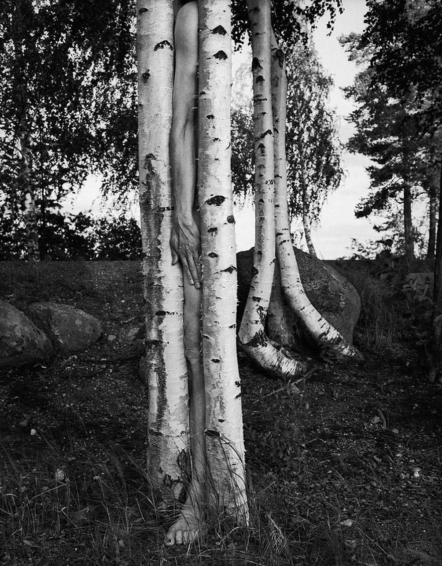 fotos-autorretratos-surreales-arno-rafael-minkkinen (7)