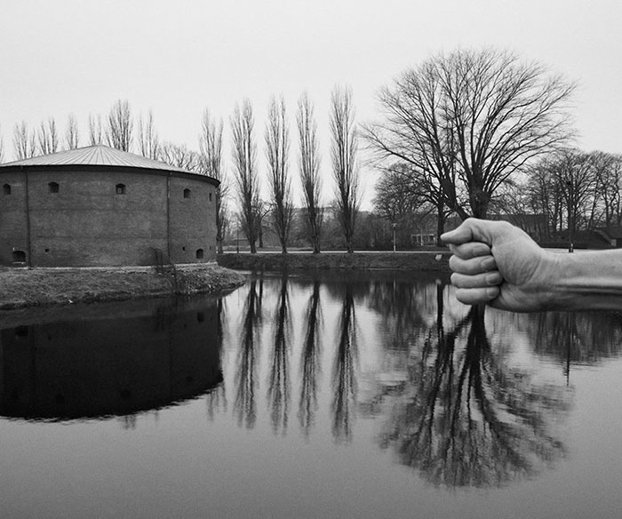 Este fotógrafo usa su propio cuerpo desnudo para crear mundos surreales