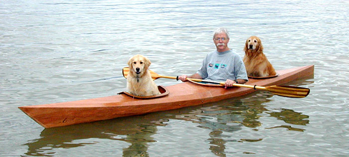 Este hombre construyó un kayak adaptado para poder llevarse a sus perros de aventuras
