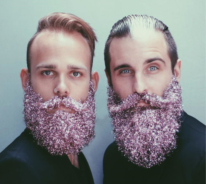 Estos hombres cubren sus barbas con purpurina para las fiestas navideñas