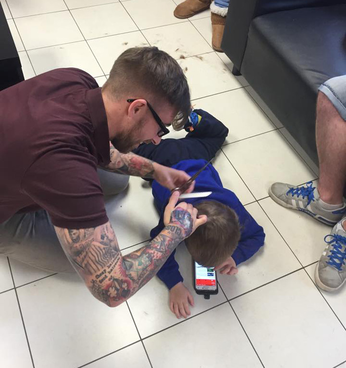 peluquero-corte-pelo-nino-autista-mason-james-williams (3)