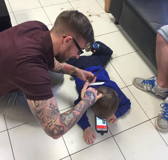 Este peluquero hizo algo increíble para que este niño autista superara su miedo a cortarse el pelo