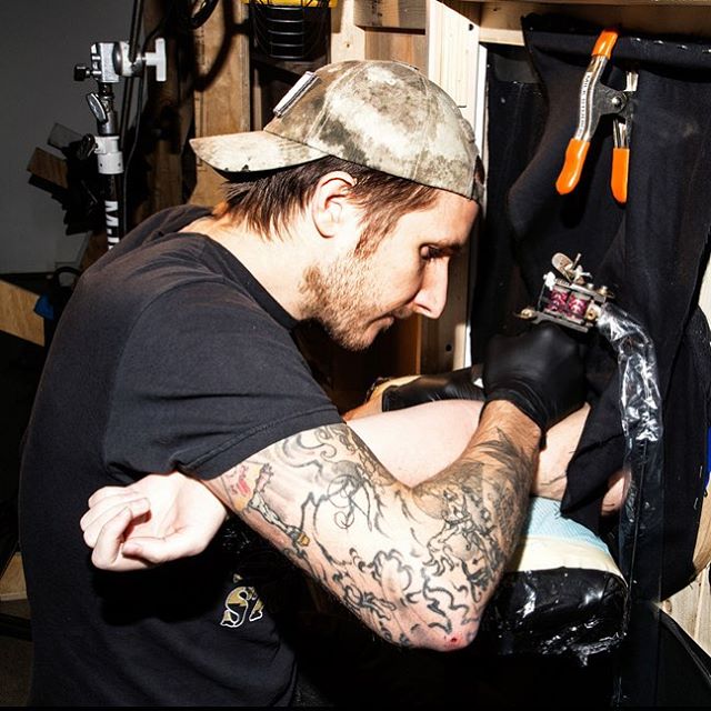 tatuaje-sorpresa-agujero-whole-glory-scott-campbell (1)