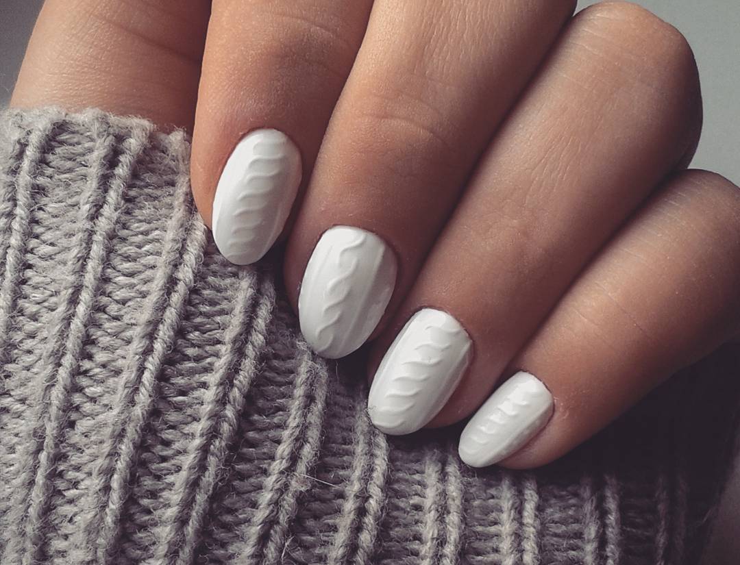 Este estilo de uñas con textura de tejidos hace juego con tus jerséis de invierno