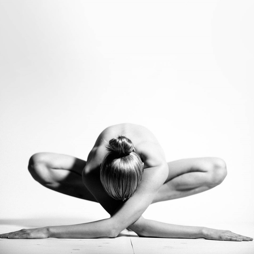 chica-desnuda-yoga-instagram (1)