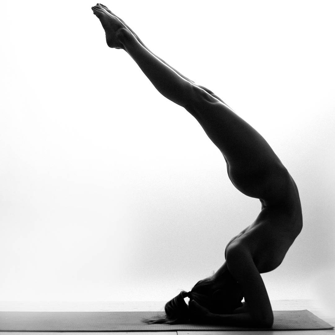 chica-desnuda-yoga-instagram (3)