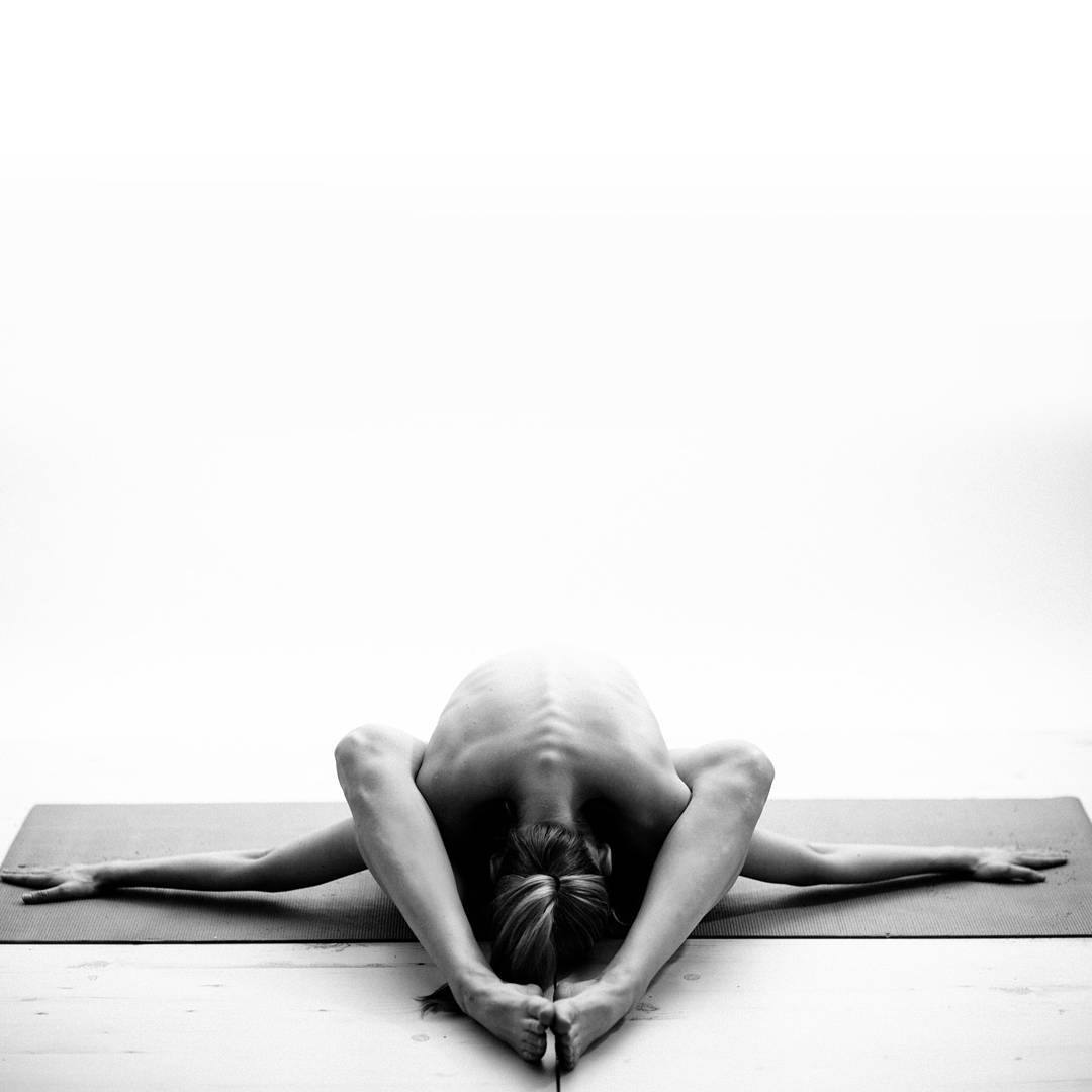 chica-desnuda-yoga-instagram (4)