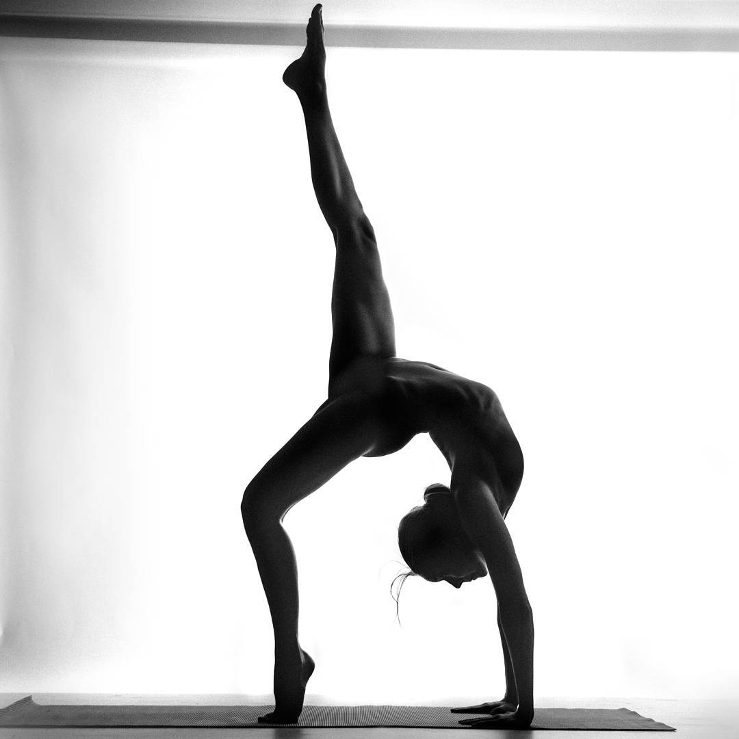 chica-desnuda-yoga-instagram (6)
