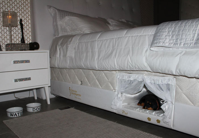 Esta cama tiene un pequeño compartimento para que puedas dormir con tu mascota