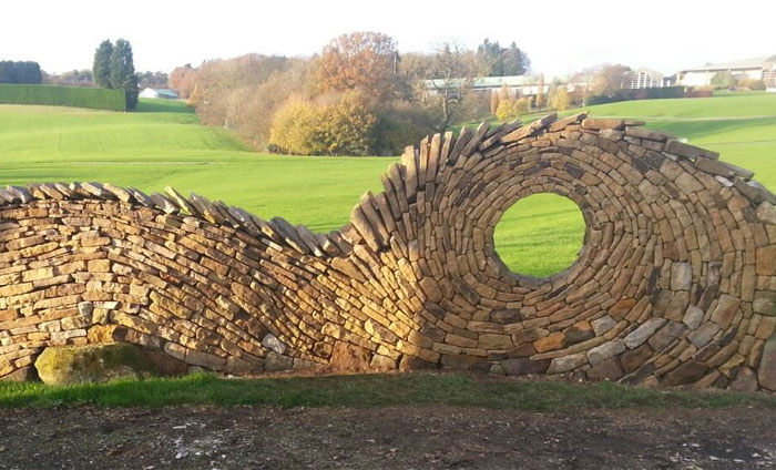 Este antiguo albañil convierte las piedras en obras de arte