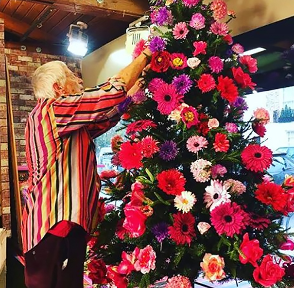 ideas-decoracion-arbol-navidad-flores (4)