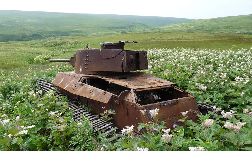 tanques-devorados-naturaleza (1)