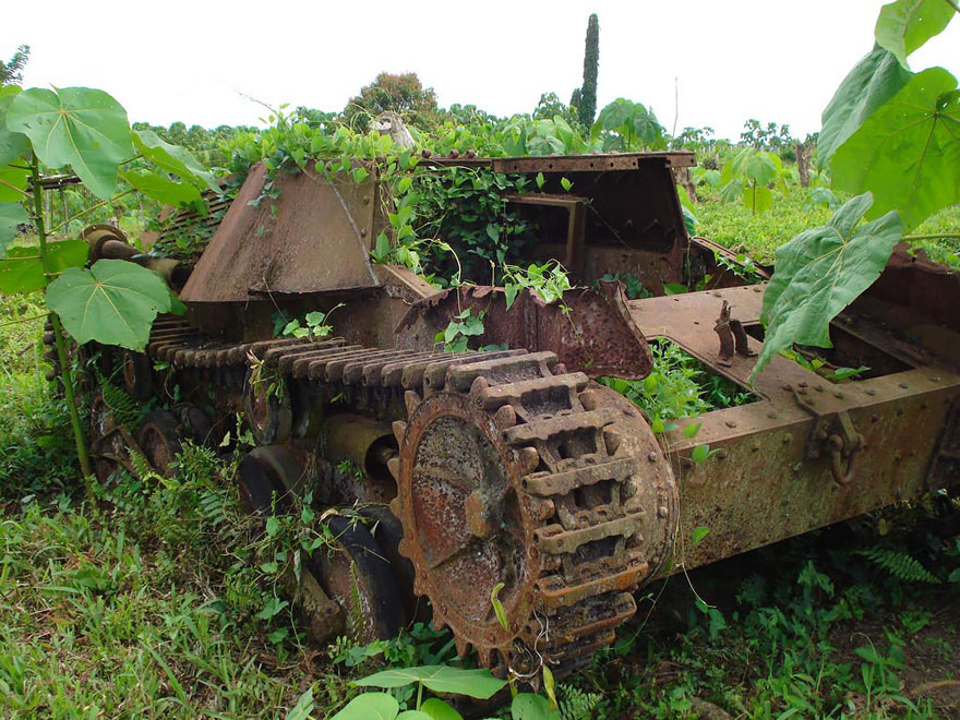 tanques-devorados-naturaleza (4)