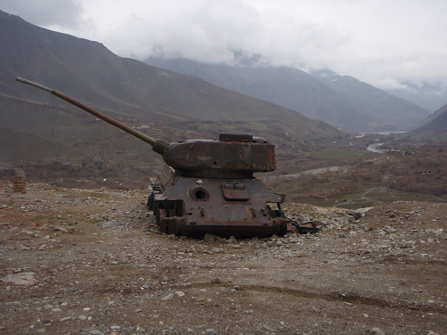 tanques-devorados-naturaleza (5)
