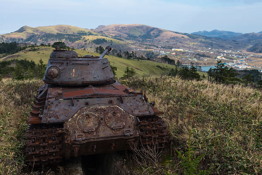 tanques-devorados-naturaleza (9)