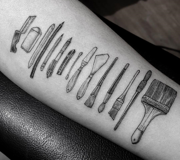 Este tatuador tatúa herramientas de trabajo en la piel de los profesionales que las usan