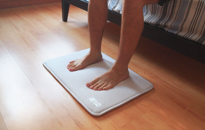 Esta alfombra – despertador no para hasta que no la pisas con ambos pies
