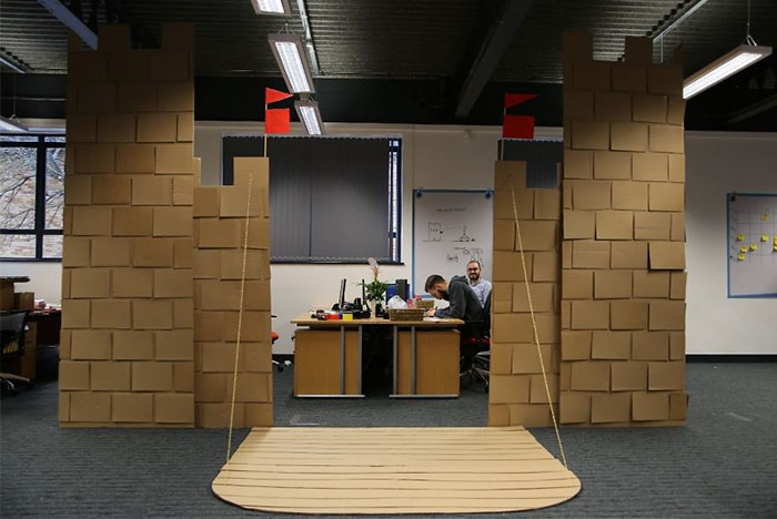 Nuestro jefe nos pidió decorar la oficina e hicimos esto