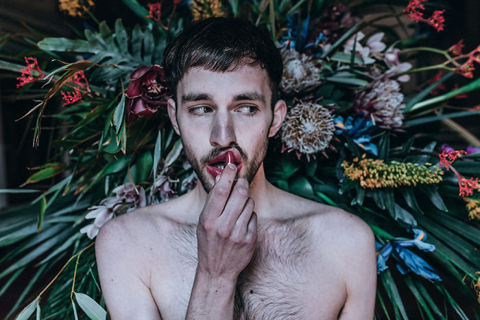 Experimento: 12 fotógrafos, 15 minutos, flores y un modelo en la misma villa