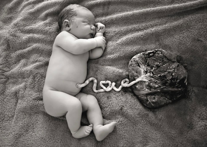 Esta madre celebra el nacimiento de su recién nacido con una foto del cordón umbilical formando la palabra «amor»