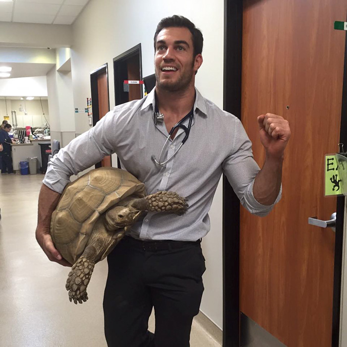 veterinario-sexy-doctor-evan-antin (1)