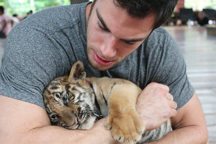 veterinario-sexy-doctor-evan-antin (3)