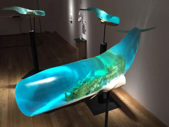 Naufragios y océanos atrapados en cuerpos de ballenas que simbolizan los 6 reinos del Budismo