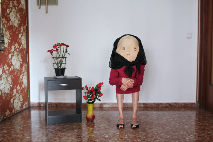 Convierto a la gente en criaturas de otro mundo dibujándoles caras en la espalda