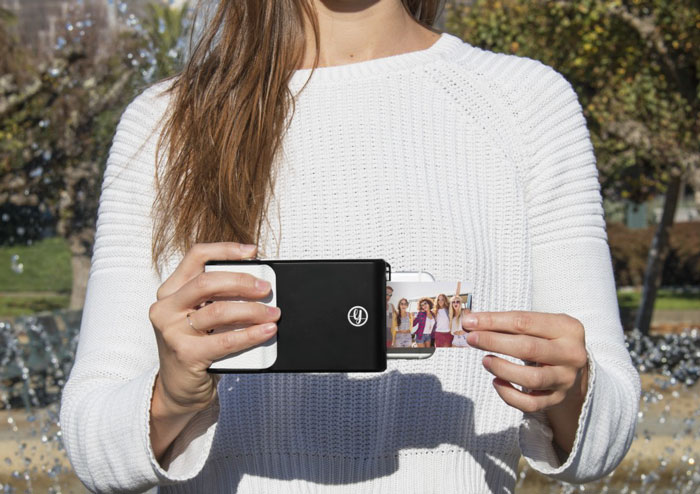 Esta funda de móvil imprime fotos instantáneas como una Polaroid