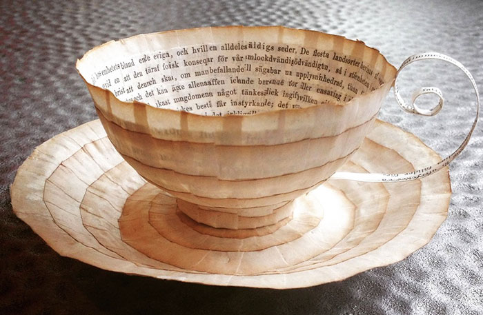 Libros viejos reconvertidos en tazas y platillos de papel, por Cecilia Levy